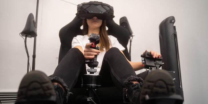 Virtuální realita pro jednoho i dva hráče: pohlcující útok zombie, letecký nebo závodní simulátor