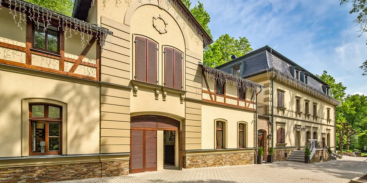 Romantický hotel ve Varech u lesa: snídaně i večeře, thajská masáž, výlety