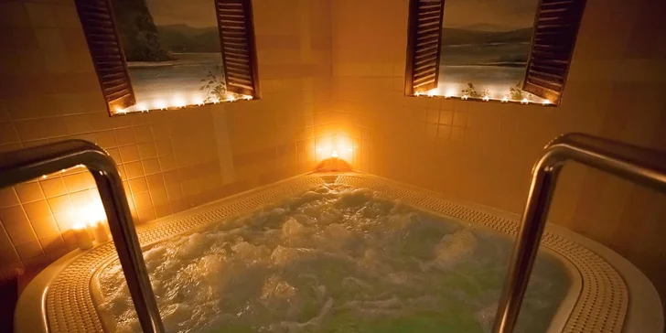 90 minut privátního wellness uvolnění pro dva: vířivka, pára, infrasauna a k tomu sedmička šumivého vína