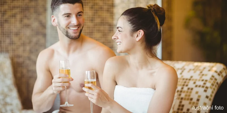 90 minut privátního wellness uvolnění pro dva: vířivka, pára, infrasauna a k tomu sedmička šumivého vína