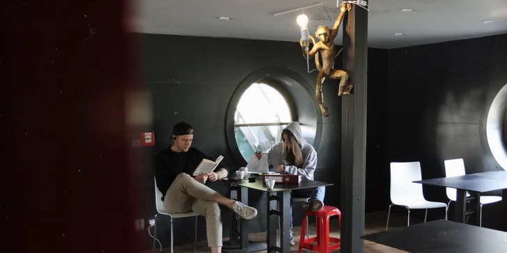 Pobyt v moderním hotelu na lodi v Karlíně: jídlo, bio prosecco i slevy