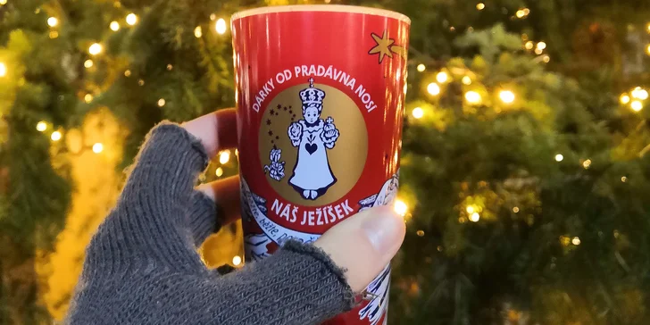 Teplé nápoje na vánočním trhu na Zelňáku: svařák, rybízák, opilá hruška, višeň i nealko