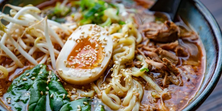 Poctivý ramen s gyoza knedlíčky nebo udon s wakame salátem pro dva
