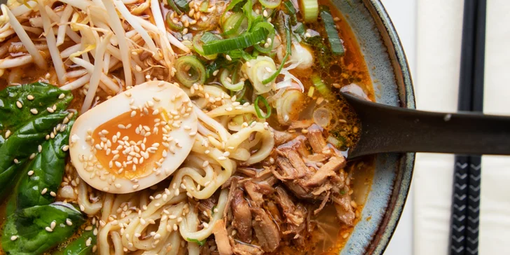 Poctivý ramen s gyoza knedlíčky nebo udon s wakame salátem pro dva
