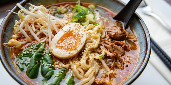 Poctivý ramen s gyoza knedlíčky nebo udon s wakame salátem pro dva