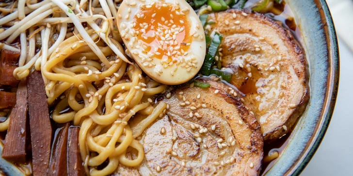 Poctivý ramen s gyoza knedlíčky nebo udon s wakame salátem pro dva