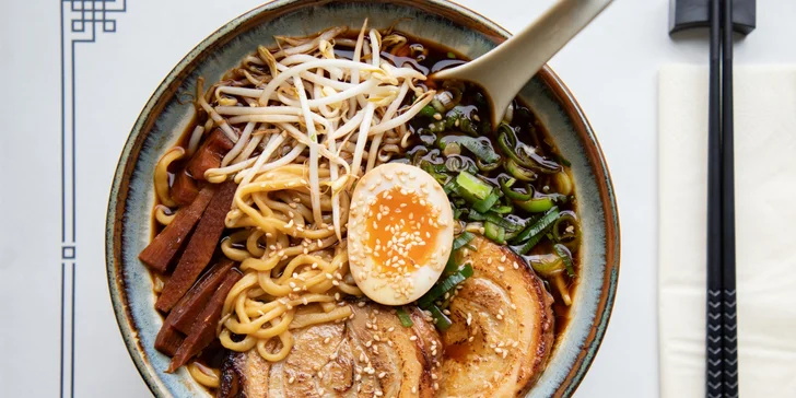 Poctivý ramen s gyoza knedlíčky nebo udon s wakame salátem pro dva
