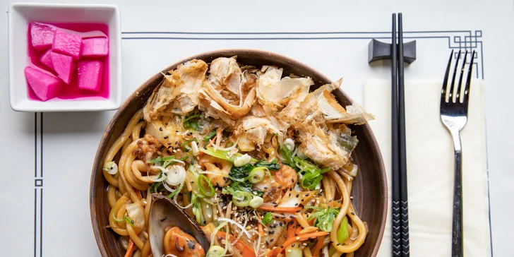 Poctivý ramen s gyoza knedlíčky nebo udon s wakame salátem pro dva