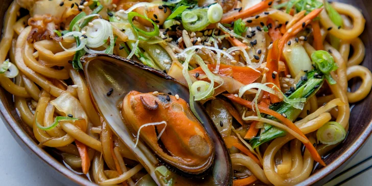 Poctivý ramen s gyoza knedlíčky nebo udon s wakame salátem pro dva