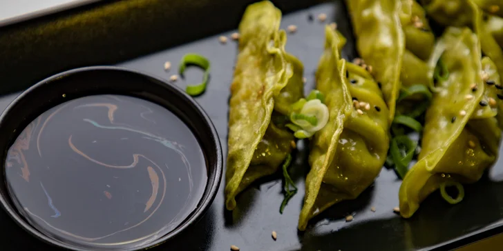 Poctivý ramen s gyoza knedlíčky nebo udon s wakame salátem pro dva