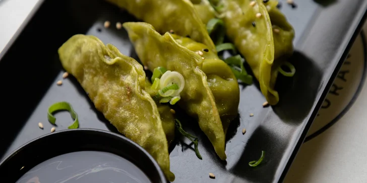 Poctivý ramen s gyoza knedlíčky nebo udon s wakame salátem pro dva