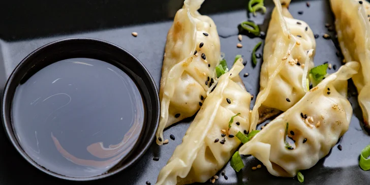 Poctivý ramen s gyoza knedlíčky nebo udon s wakame salátem pro dva