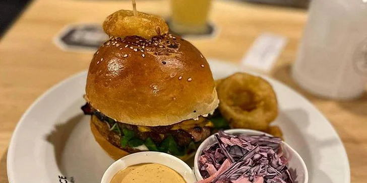 Hovězí burger, hranolky, dip, cibulové kroužky a coleslaw pro 2 osoby
