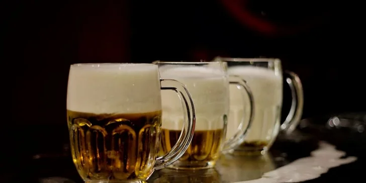 Pomalu pečená Chacharova kolena s hořčicí a křenem i dvěma či čtyřmi Pilsner Urquell na Porubě