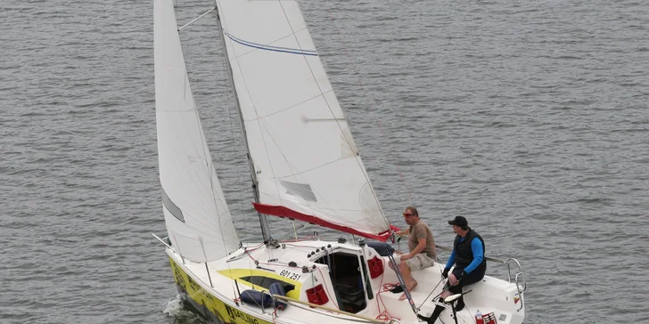 Dvě hodiny plavby sportovní plachetnicí po Vranovské přehradě s až čtyřčlennou posádkou