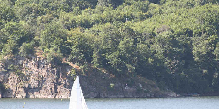 Dvě hodiny plavby sportovní plachetnicí po Vranovské přehradě s až čtyřčlennou posádkou