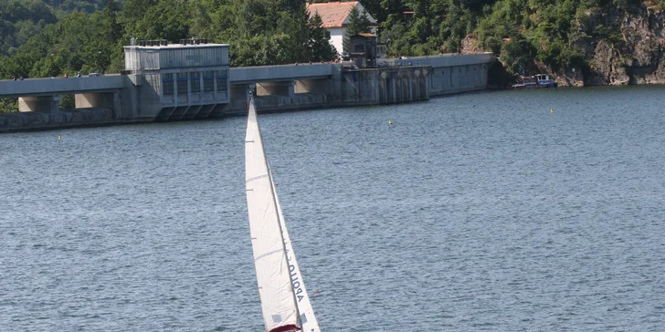 Dvě hodiny plavby sportovní plachetnicí po Vranovské přehradě s až čtyřčlennou posádkou