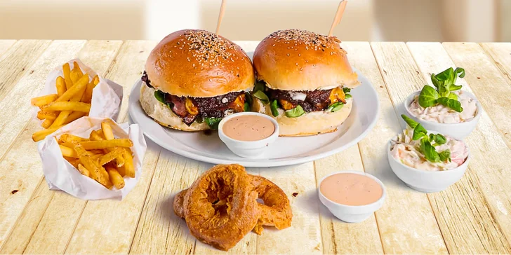 Hovězí burger, hranolky, dip, cibulové kroužky a coleslaw pro 2 osoby