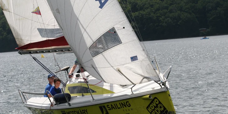 Dvě hodiny plavby sportovní plachetnicí po Vranovské přehradě s až čtyřčlennou posádkou
