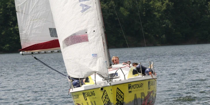 Dvě hodiny plavby sportovní plachetnicí po Vranovské přehradě s až čtyřčlennou posádkou