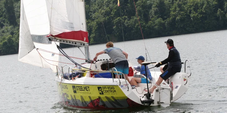 Dvě hodiny plavby sportovní plachetnicí po Vranovské přehradě s až čtyřčlennou posádkou