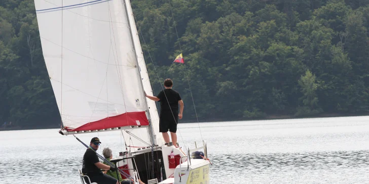 Dvě hodiny plavby sportovní plachetnicí po Vranovské přehradě s až čtyřčlennou posádkou