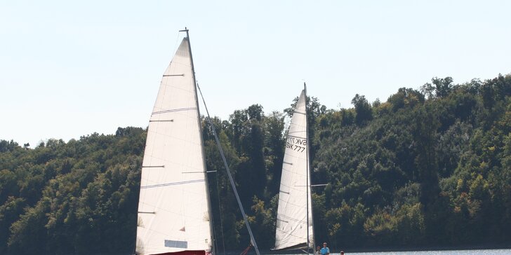 Dvě hodiny plavby sportovní plachetnicí po Vranovské přehradě s až čtyřčlennou posádkou