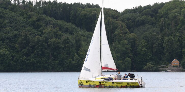 Dvě hodiny plavby sportovní plachetnicí po Vranovské přehradě s až čtyřčlennou posádkou