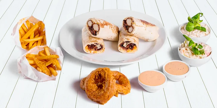 Kuřecí wrap, coleslaw, cibulové kroužky, hranolky a dip pro 2 osoby