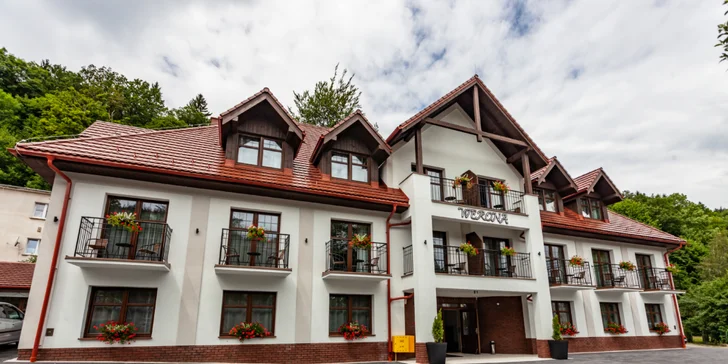 Lázeňské město Duszniki Zdrój blízko českých hranic: moderní hotel s wellness a polopenzí