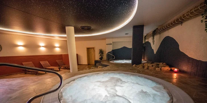 Hodina relaxace: velký saunový svět s 10 druhy saun, vířivkami a intimní atmosférou