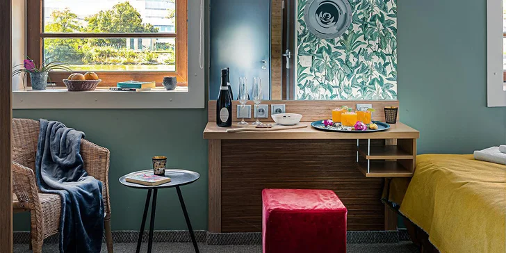 Pobyt v moderním hotelu na lodi v Karlíně: jídlo, bio prosecco i slevy