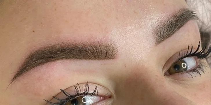 Permanentní make-up: oční linky, obočí pudrovou metodou i výplň rtů