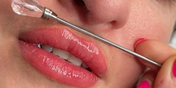 Permanentní make-up: oční linky, obočí pudrovou metodou i výplň rtů