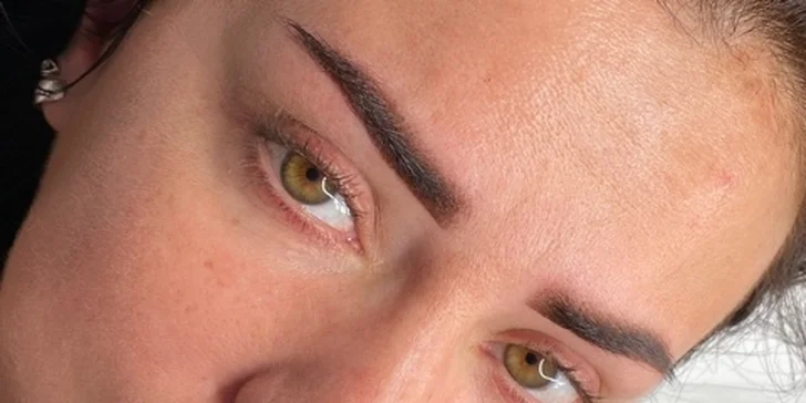 Permanentní make-up: oční linky, obočí pudrovou metodou i výplň rtů