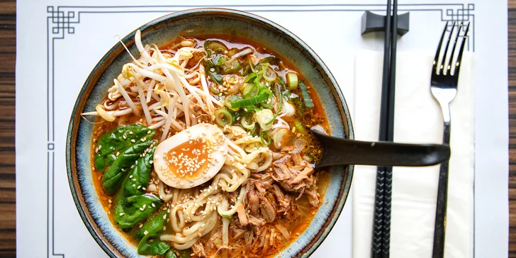 Poctivý ramen s gyoza knedlíčky nebo udon s wakame salátem pro dva