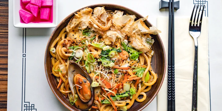 Poctivý ramen s gyoza knedlíčky nebo udon s wakame salátem pro dva