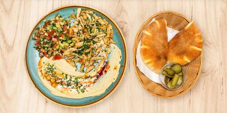 Menu dle výběru z rozmanité kuchyně v Mr. Falafel: kuřecí shawarma i hummus, baklava a čaj
