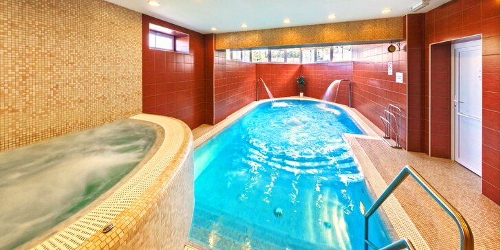 Privátní relaxace v bublinách: večerní návštěva bazénu s protiproudem, vířivky i sauny