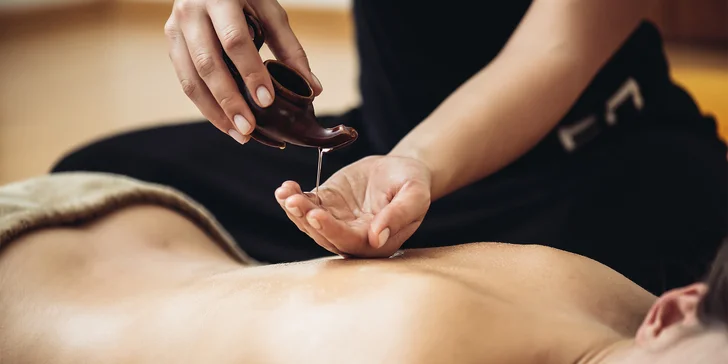 Voňavé uvolnění: celotělová aroma masáž éterickými oleji