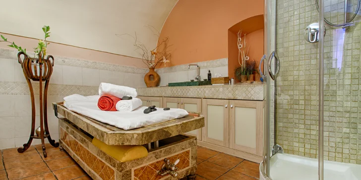 Relax pro pár v 5* hotelu na Malé Straně: privátní wellness, masáž i 3chodové menu s vínem
