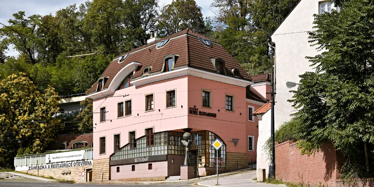 7chodové menu v restauraci 5* hotelu: losos, rillettes, panenka i sorbet a také lahev vína