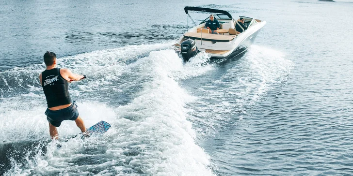 Užijte si parádní jízdu za vodním skútrem: vodní lyže, wakeboard nebo nafukovací kruh