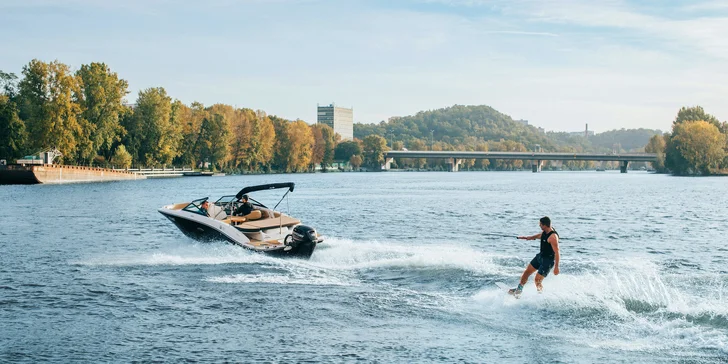 Užijte si parádní jízdu za vodním skútrem: vodní lyže, wakeboard nebo nafukovací kruh