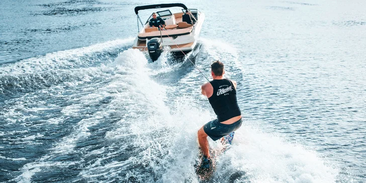 Užijte si parádní jízdu za vodním skútrem: vodní lyže, wakeboard nebo nafukovací kruh