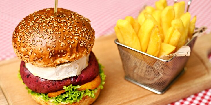 Burger s hovězím masem nebo plackou z fazolí i kozím sýrem a hranolky pro 1 či 2 osoby