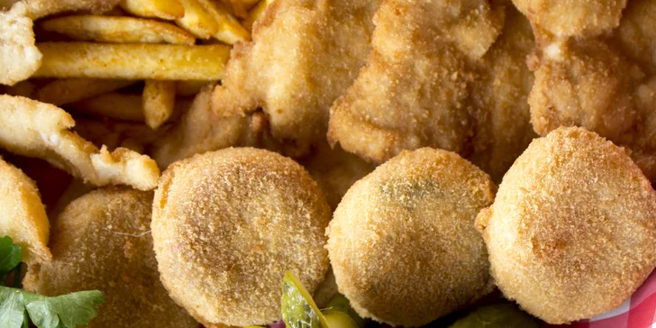Nálož smažených i grilovaných masových dobrot a přílohy až pro 4 osoby