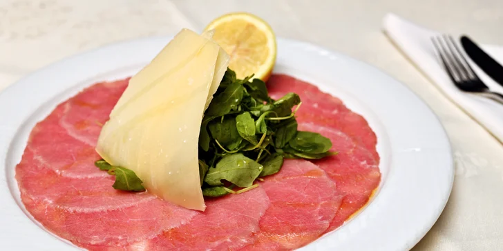 Gurmánské tříchodové menu u Václaváku: carpaccio, mořské plody či steak, dezert i prosecco