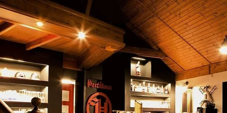 1 či 2 pomalu pečená kolena, chléb, hořčice a křen i pivo Pilsner Urquell