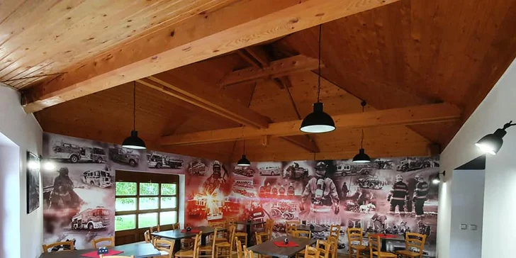 1 či 2 pomalu pečená kolena, chléb, hořčice a křen i pivo Pilsner Urquell